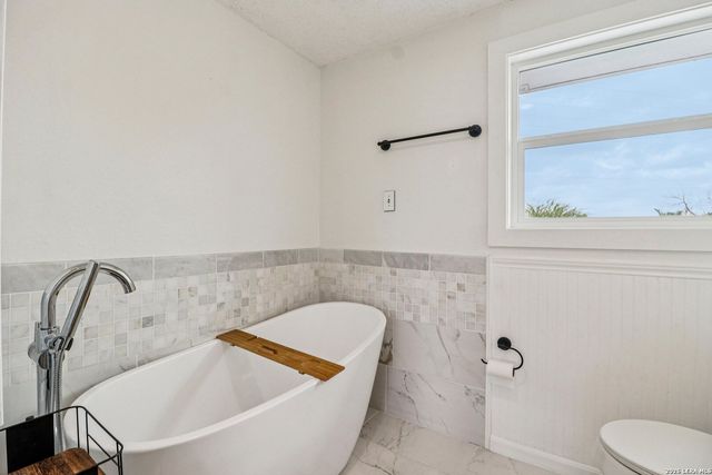 302 WEATHERCOCK LN, Windcrest, TX 78239