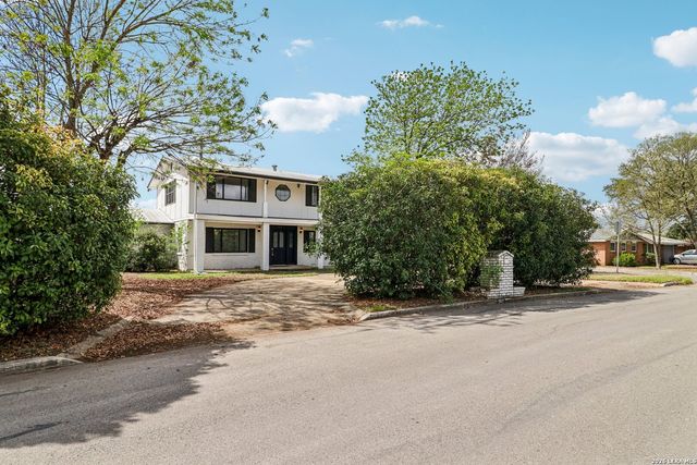 302 WEATHERCOCK LN, Windcrest, TX 78239