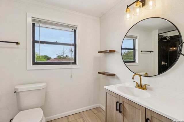 302 WEATHERCOCK LN, Windcrest, TX 78239