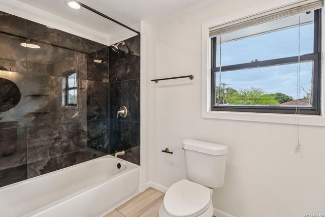 302 WEATHERCOCK LN, Windcrest, TX 78239