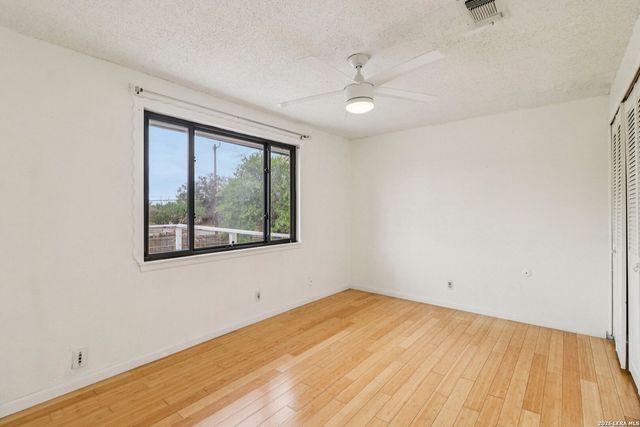 302 WEATHERCOCK LN, Windcrest, TX 78239