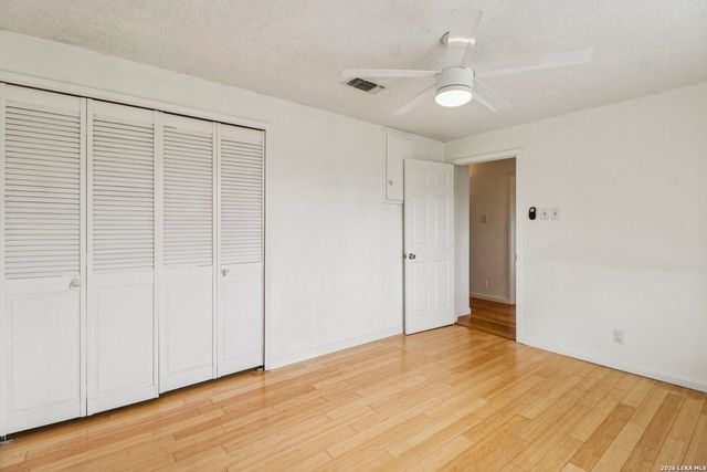 302 WEATHERCOCK LN, Windcrest, TX 78239