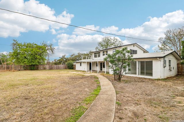 302 WEATHERCOCK LN, Windcrest, TX 78239