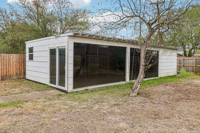 302 WEATHERCOCK LN, Windcrest, TX 78239