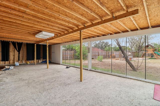 302 WEATHERCOCK LN, Windcrest, TX 78239