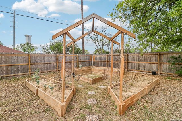 302 WEATHERCOCK LN, Windcrest, TX 78239