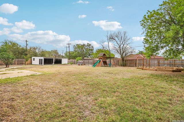 302 WEATHERCOCK LN, Windcrest, TX 78239