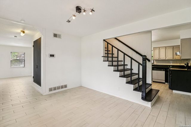 302 WEATHERCOCK LN, Windcrest, TX 78239