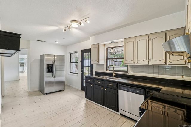 302 WEATHERCOCK LN, Windcrest, TX 78239