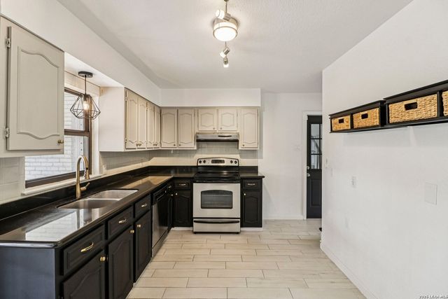 302 WEATHERCOCK LN, Windcrest, TX 78239