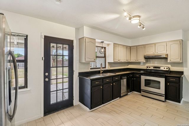 302 WEATHERCOCK LN, Windcrest, TX 78239