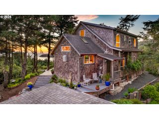 556 N LAUREL St, Cannon Beach, OR 97110