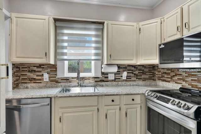 1514 Matlock Dr, Wichita, KS 67208