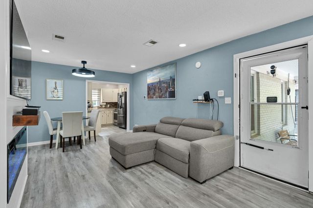 1514 Matlock Dr, Wichita, KS 67208