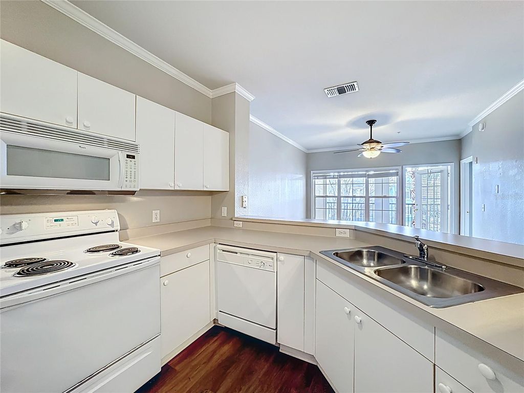 Image 15 of property listing at 3593 CONROY ROAD 433, Orlando, FL 32839