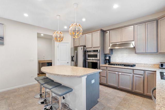 12455 S Compass Avenue, Plainfield, IL 60585