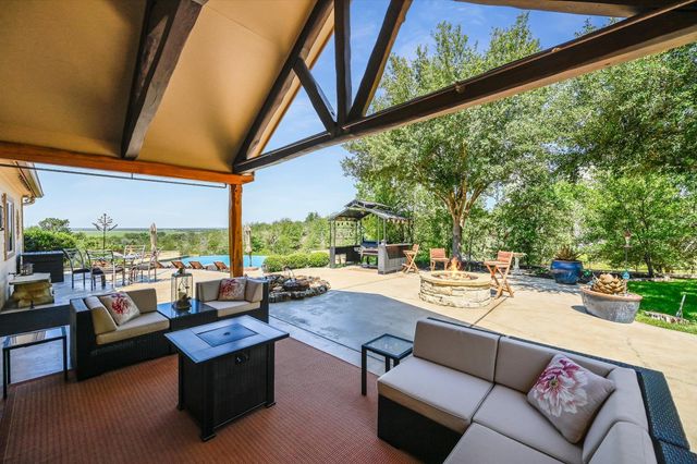 102 Osprey CIR, Bastrop, TX 78602
