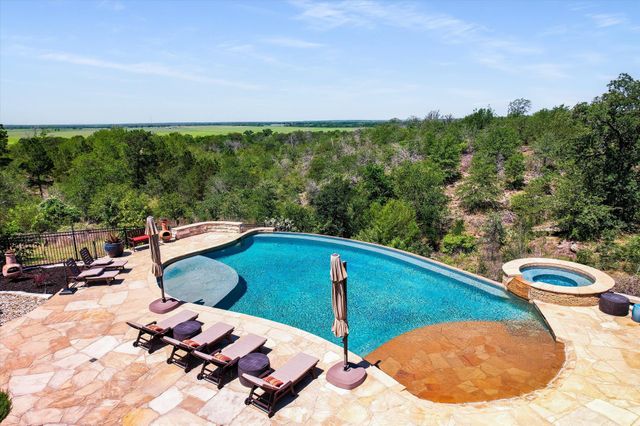 102 Osprey CIR, Bastrop, TX 78602
