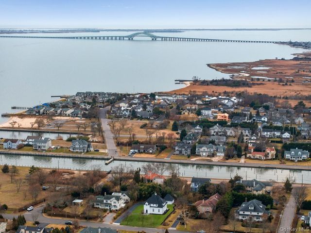 33 S Windsor Avenue, Brightwaters, NY 11718