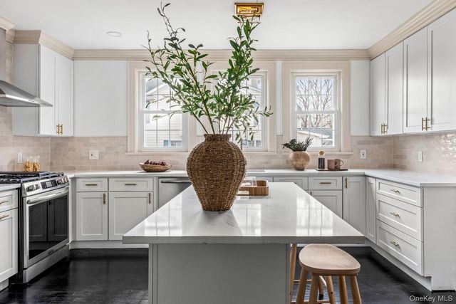 33 S Windsor Avenue, Brightwaters, NY 11718