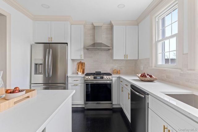 33 S Windsor Avenue, Brightwaters, NY 11718