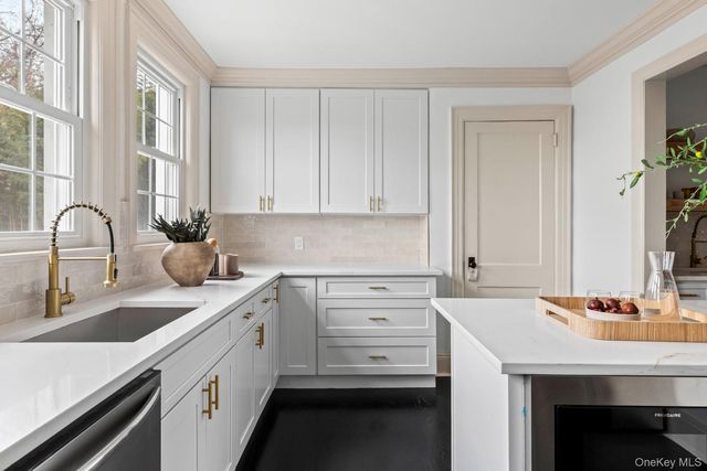 33 S Windsor Avenue, Brightwaters, NY 11718