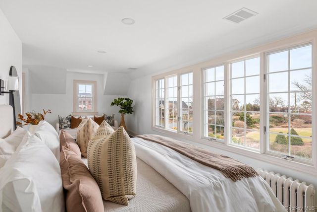 33 S Windsor Avenue, Brightwaters, NY 11718