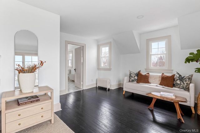 33 S Windsor Avenue, Brightwaters, NY 11718