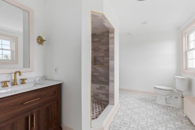 33 S Windsor Avenue, Brightwaters, NY 11718