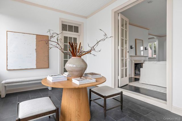 33 S Windsor Avenue, Brightwaters, NY 11718