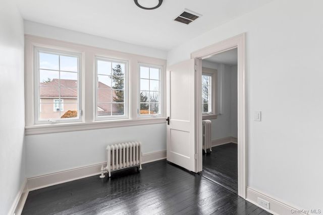 33 S Windsor Avenue, Brightwaters, NY 11718