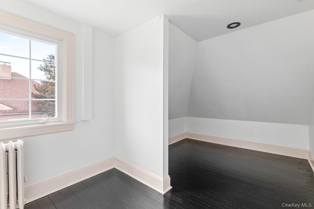 33 S Windsor Avenue, Brightwaters, NY 11718