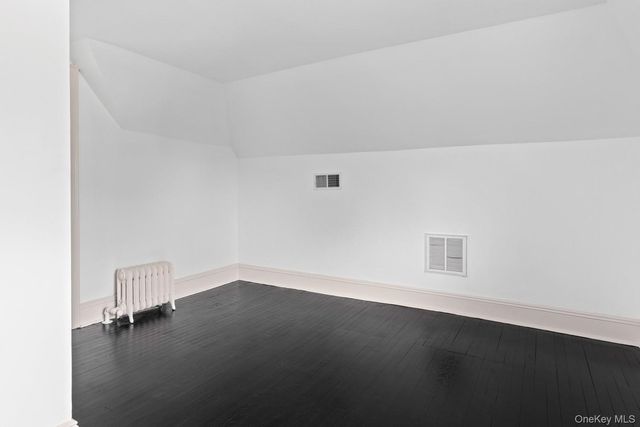 33 S Windsor Avenue, Brightwaters, NY 11718