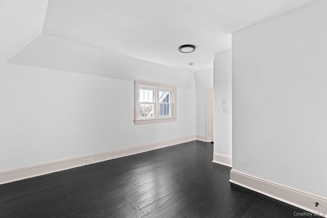 33 S Windsor Avenue, Brightwaters, NY 11718