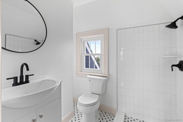 33 S Windsor Avenue, Brightwaters, NY 11718