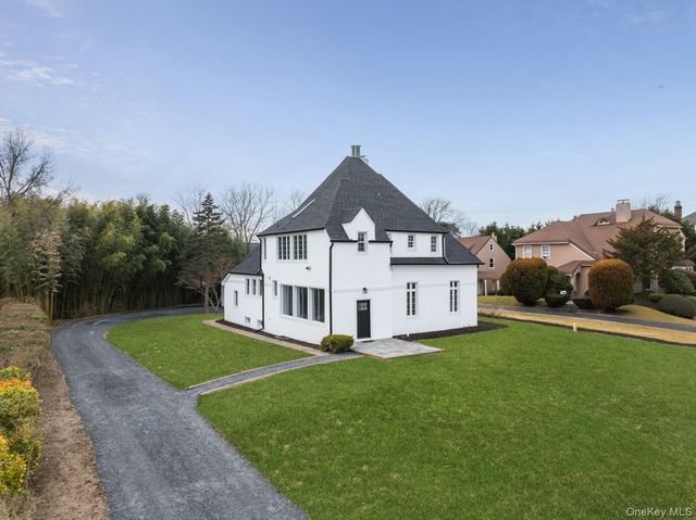 33 S Windsor Avenue, Brightwaters, NY 11718