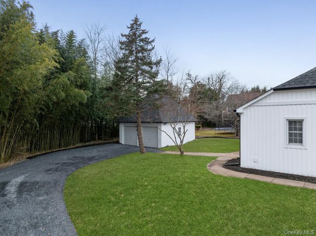 33 S Windsor Avenue, Brightwaters, NY 11718