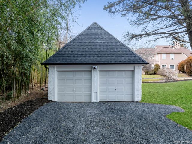 33 S Windsor Avenue, Brightwaters, NY 11718