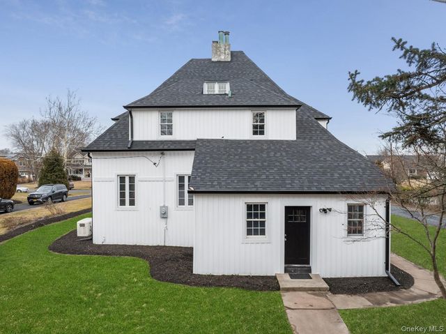 33 S Windsor Avenue, Brightwaters, NY 11718