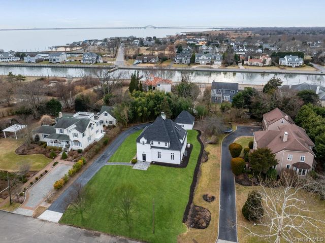 33 S Windsor Avenue, Brightwaters, NY 11718