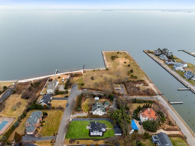 33 S Windsor Avenue, Brightwaters, NY 11718