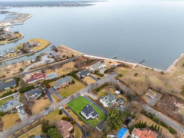 33 S Windsor Avenue, Brightwaters, NY 11718