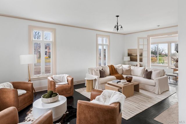 33 S Windsor Avenue, Brightwaters, NY 11718