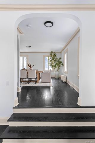 33 S Windsor Avenue, Brightwaters, NY 11718