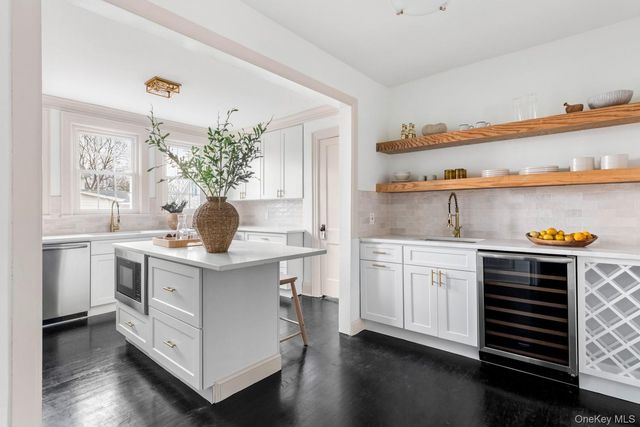 33 S Windsor Avenue, Brightwaters, NY 11718