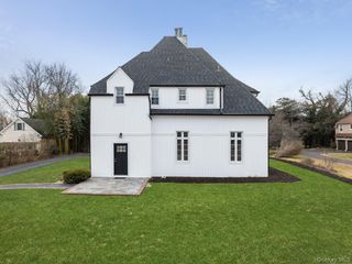 33 S Windsor Avenue, Brightwaters, NY 11718