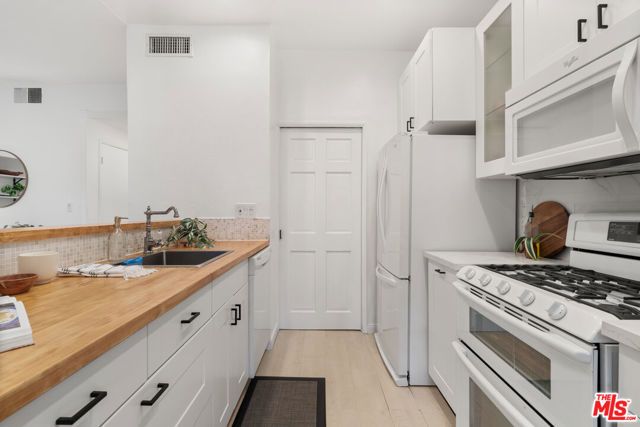 8180 Manitoba Street 102, Playa Del Rey (los Angeles), CA 90293