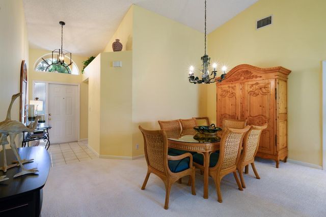 10148 Aspen Way, Palm Beach Gardens, FL 33410