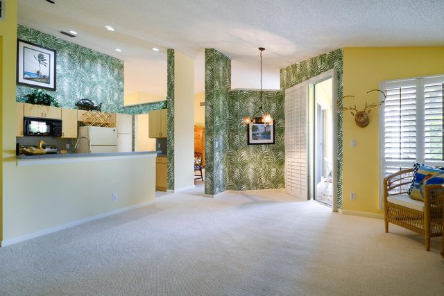 10148 Aspen Way, Palm Beach Gardens, FL 33410