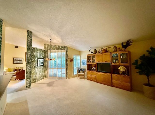 10148 Aspen Way, Palm Beach Gardens, FL 33410